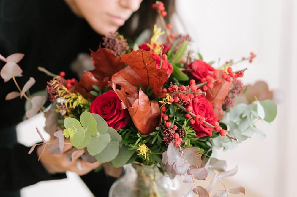 Ramo de flores con acebo