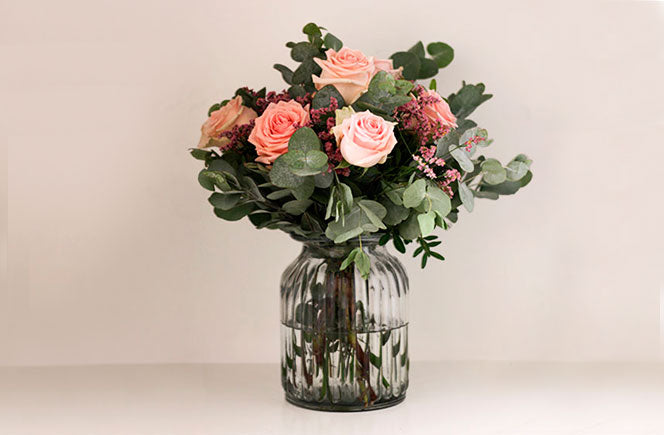 Ramo de flores Sunday Mondays, rosa palo, limonium y eucalipto