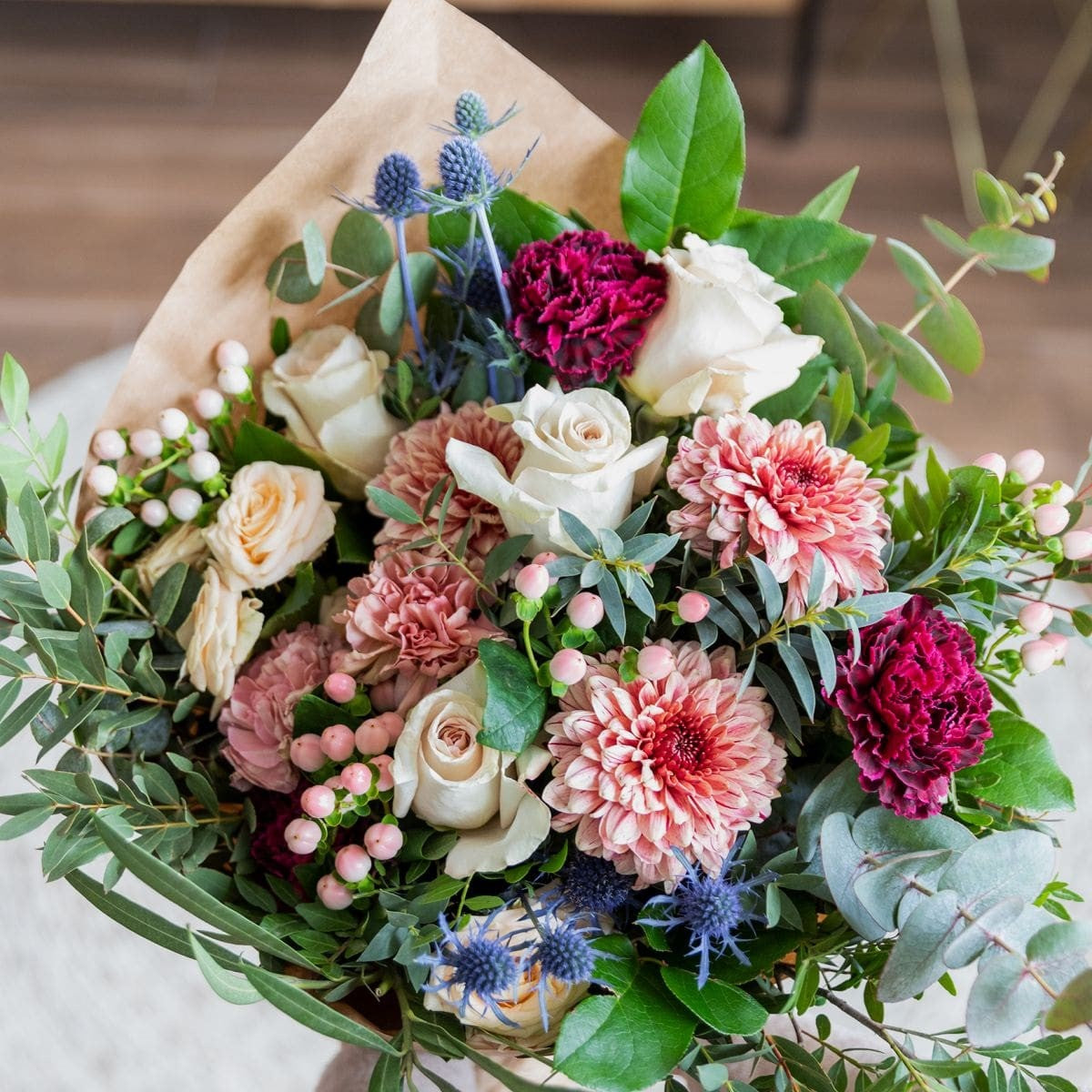 ramo con rosas y eryngium dia madre