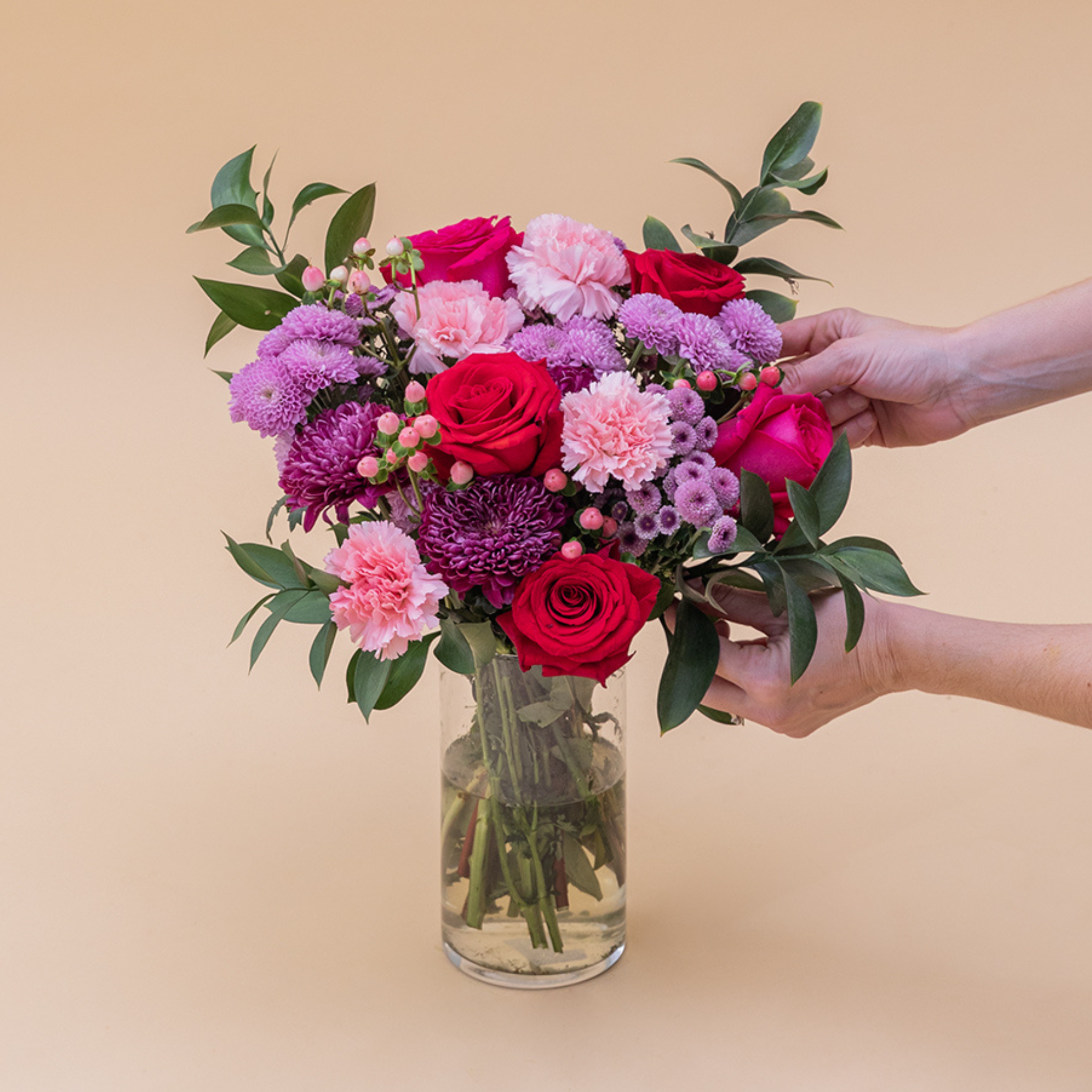 El Hechizo - Ramo de flores rojas y moradas