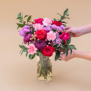 O Feitiço - Ramo de flores vermelhas e roxas