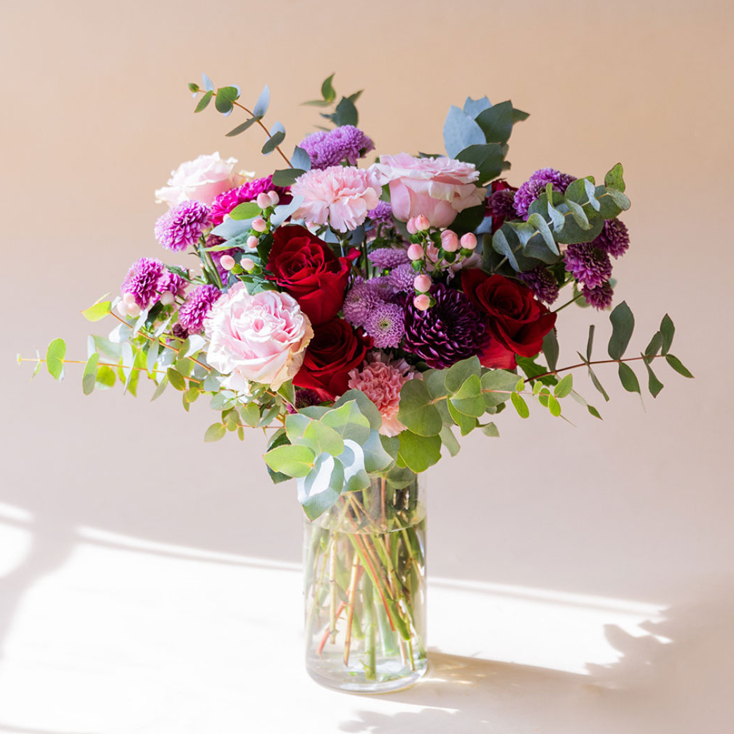 O Feitiço - Ramo de flores vermelhas e roxas