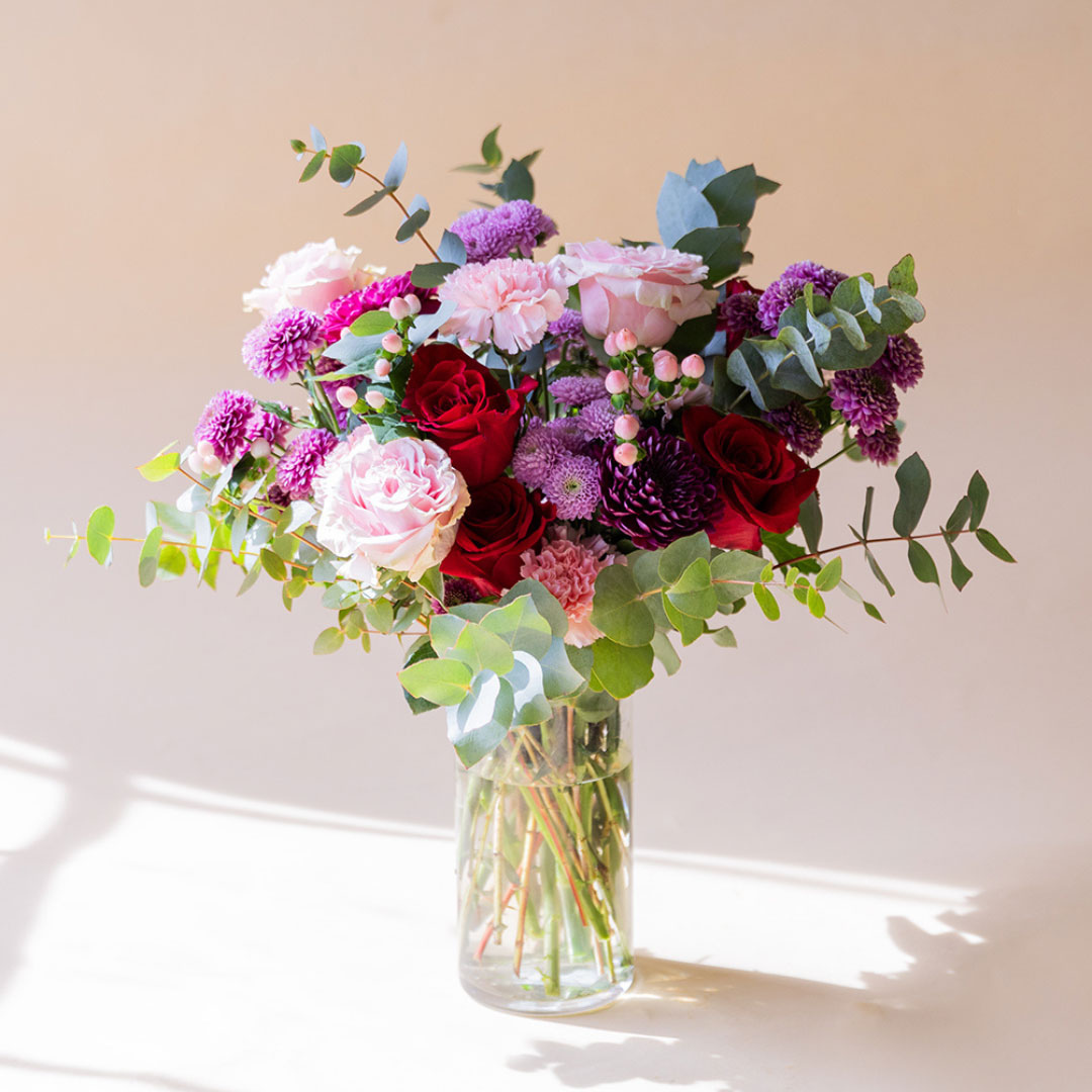 El Hechizo - Ramo de flores rojas y moradas