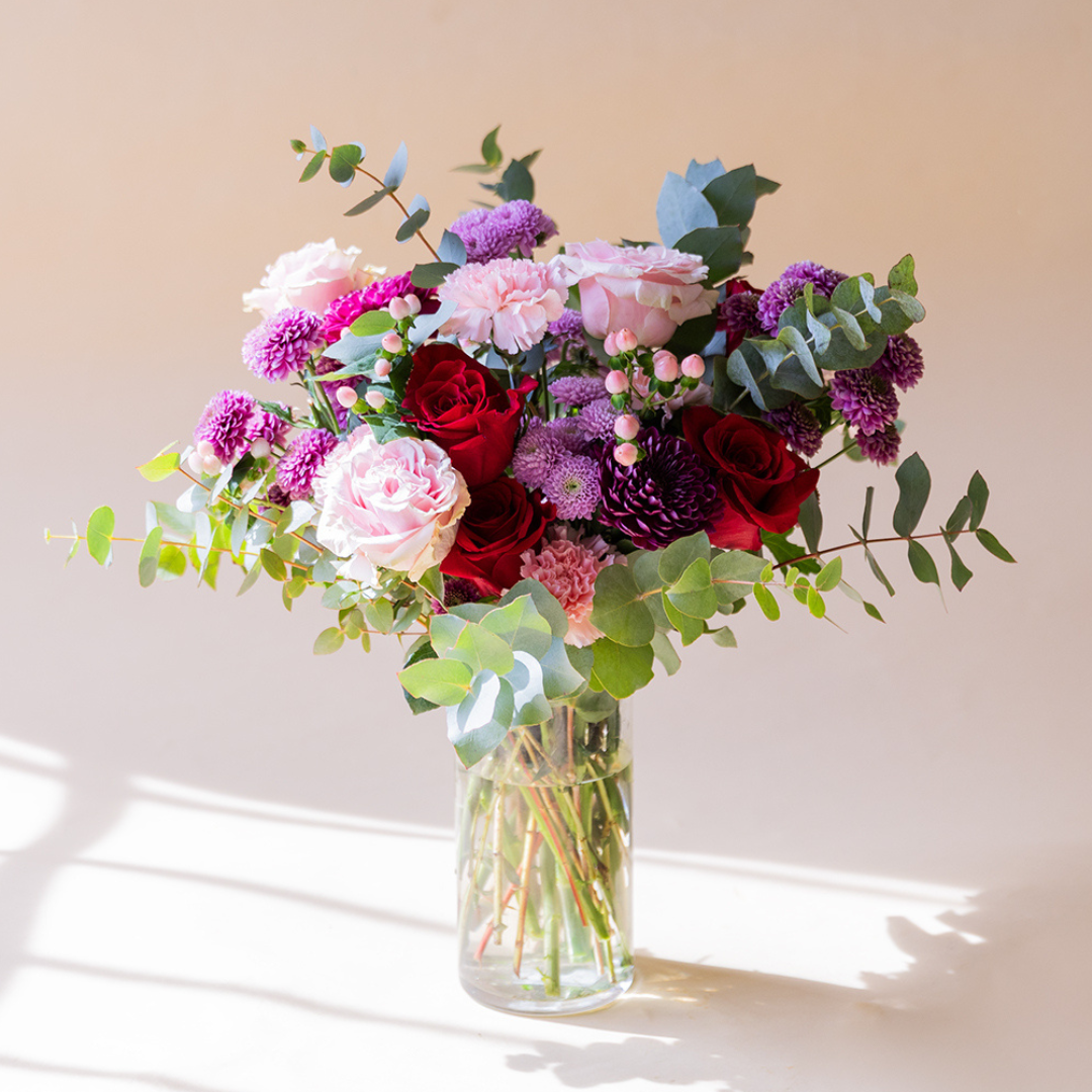 El Hechizo - Ramo de flores rojas y moradas