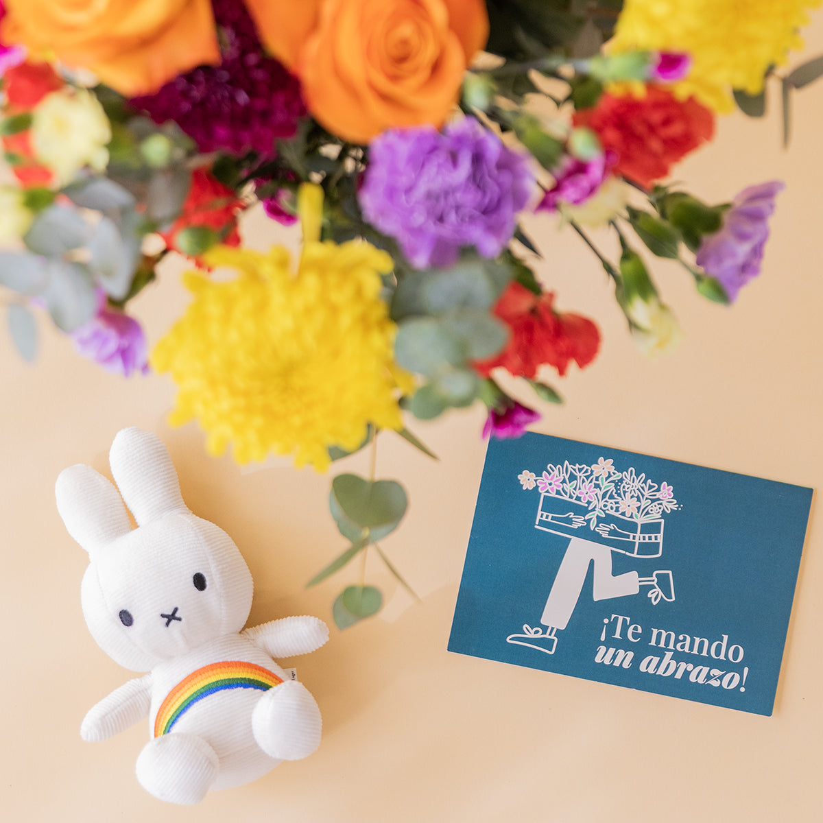 Ramo de Flores Coloridas con Peluche y Tarjeta