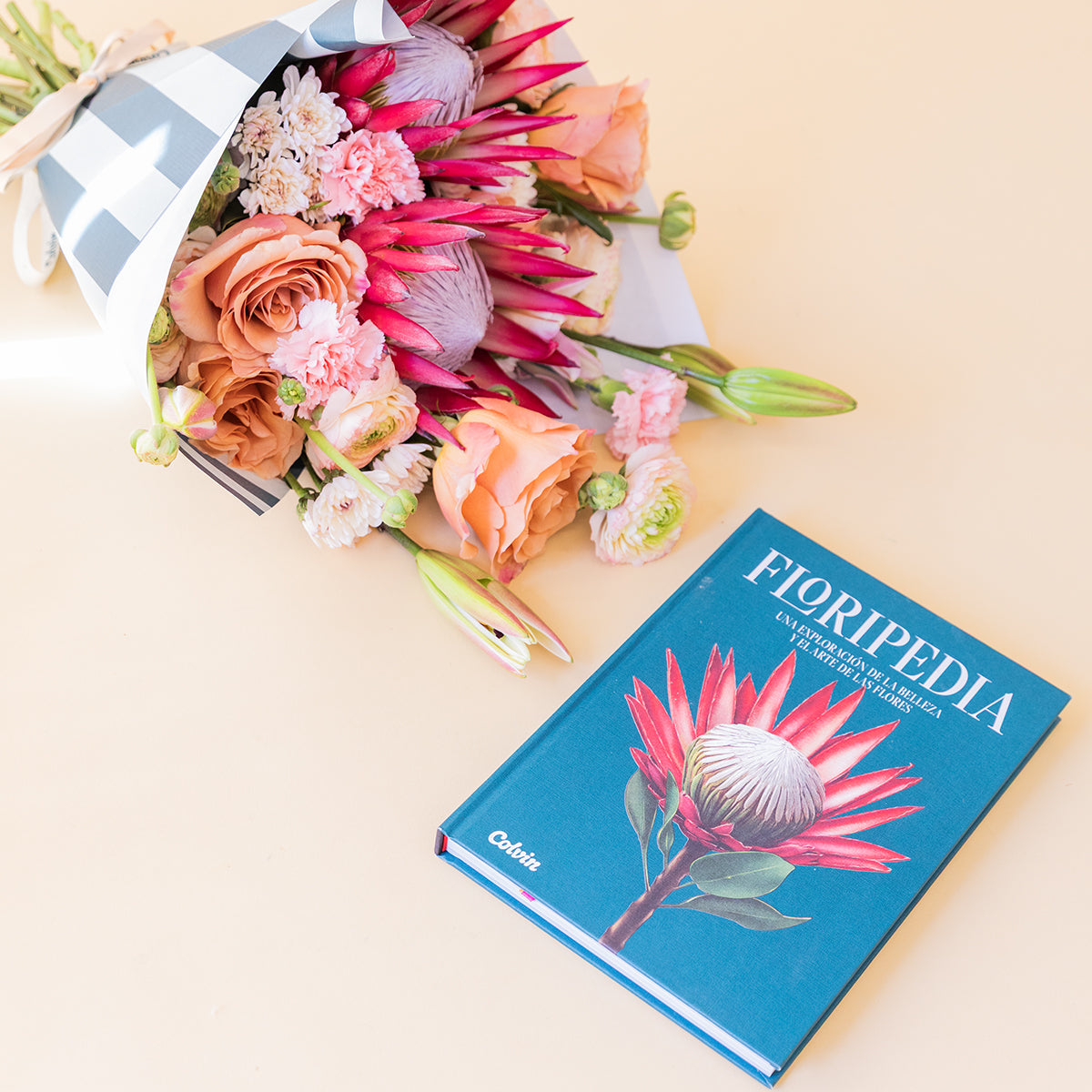 Ramo de Flores Premium con Envoltorio y Libro Floripedia