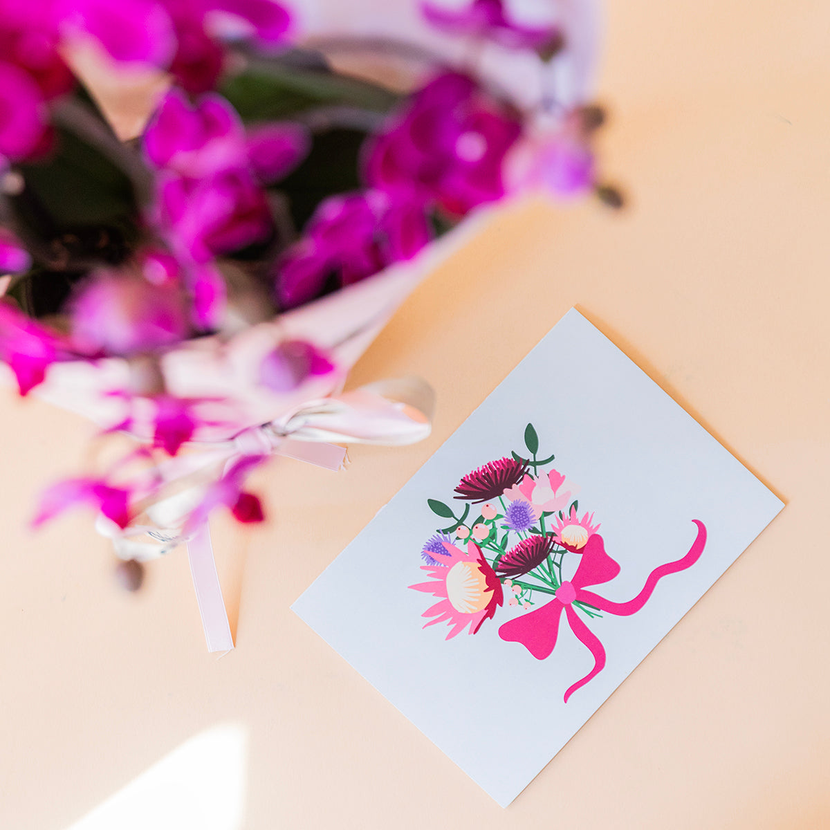 Orquídea Fucsia con Envoltorio y Tarjeta