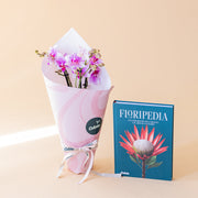 Orquídea Bicolor con Envoltorio y Libro Floripedia