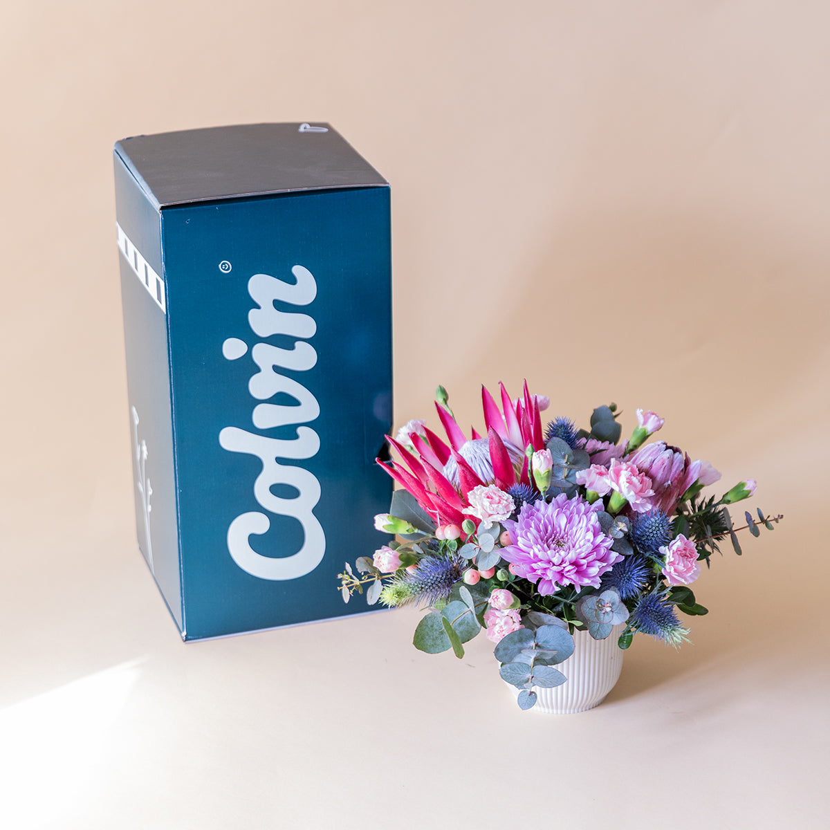 El Capricho - Arranjo com Proteas e Crisântemos