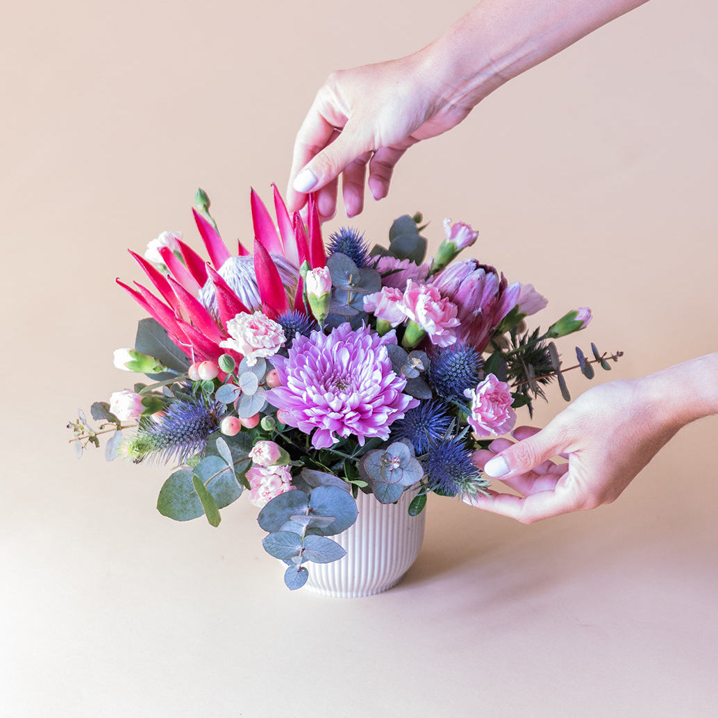 El Capricho - Arranjo com Proteas e Crisântemos