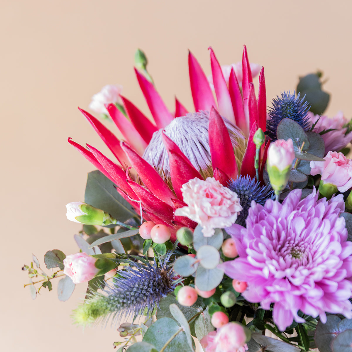 El Capricho - Arreglo con Proteas y Crisantemos