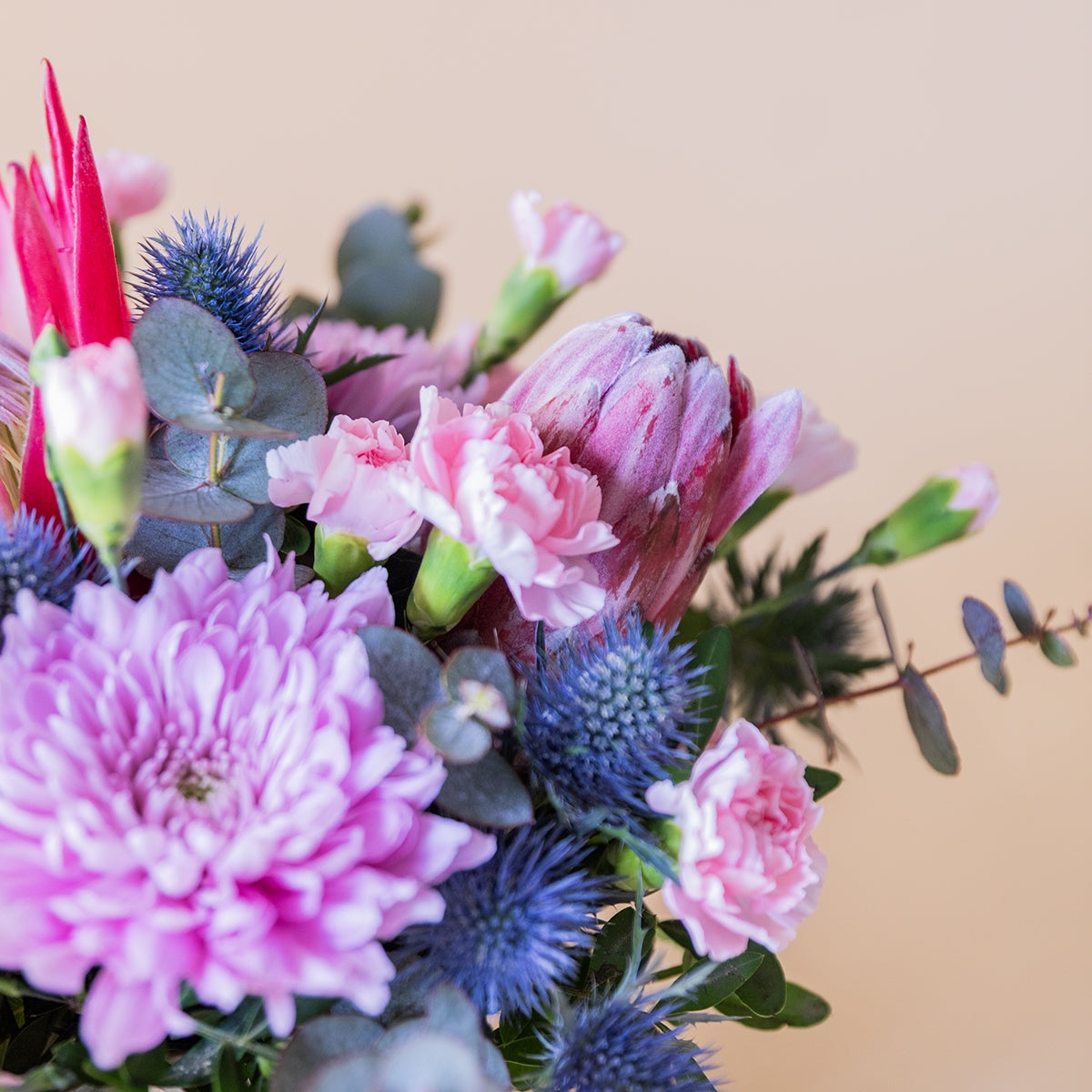 El Capricho - Arranjo com Proteas e Crisântemos