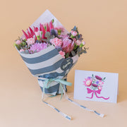 Arreglo Proteas con Envoltorio Rayas y Tarjeta