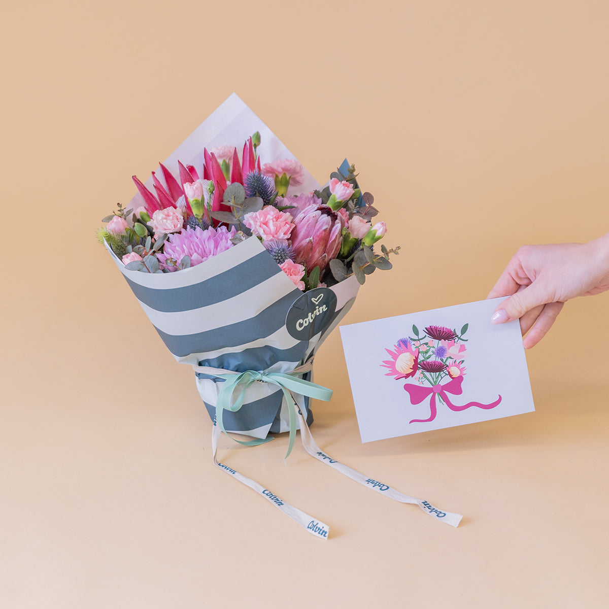 Arreglo Proteas con Envoltorio Rayas y Tarjeta