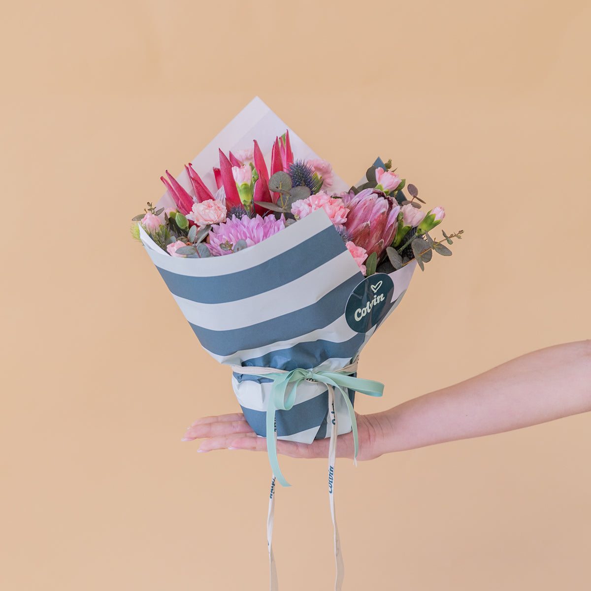 Arreglo Proteas con Envoltorio Rayas y Tarjeta