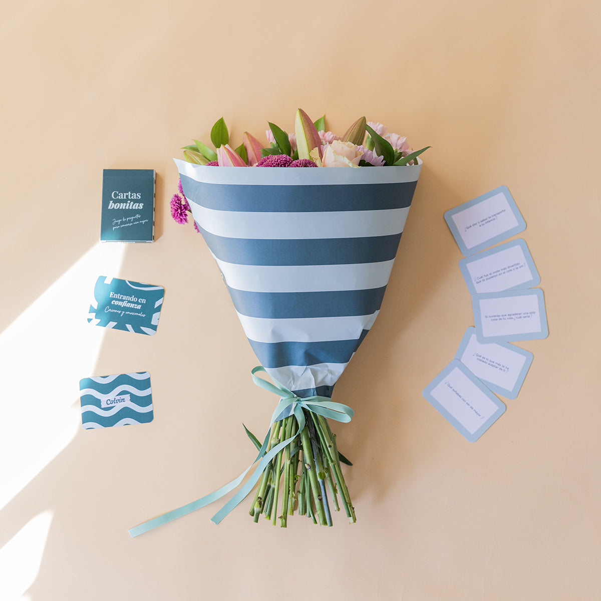El Regalo Perfecto - Ramo de flores y juego de cartas