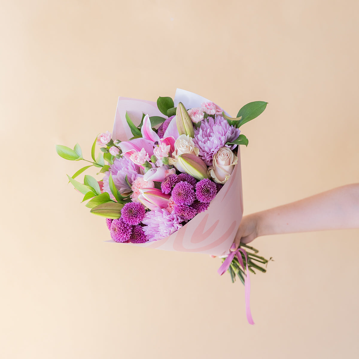 Para Ti, Amiga - Ramo de flores con detalles especiales