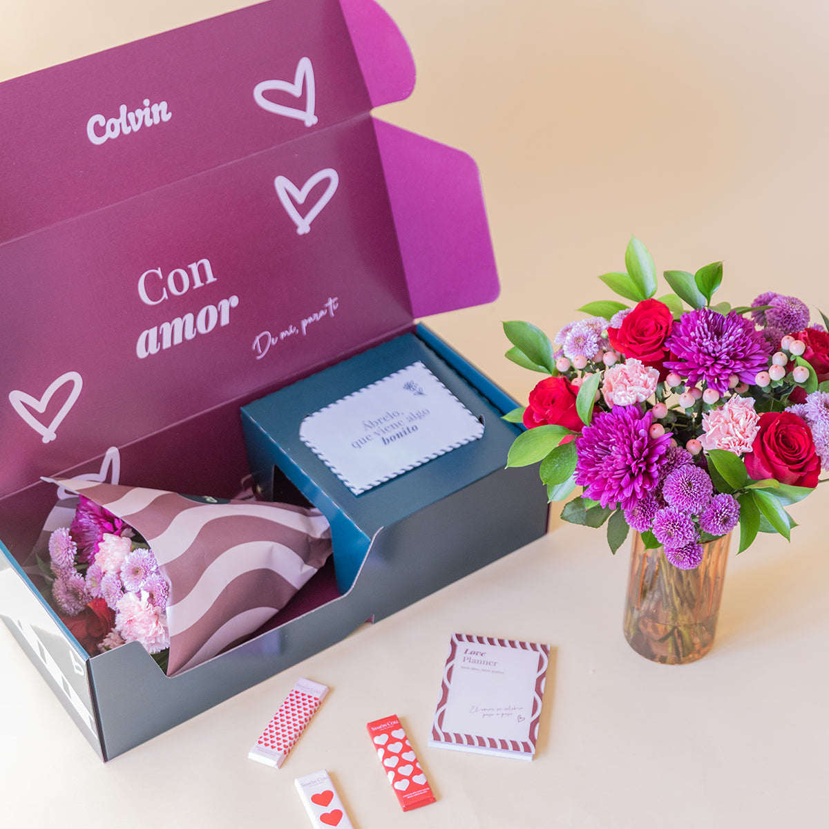 Love is in the air – Ramo de flores con chocolate y bloc de notas