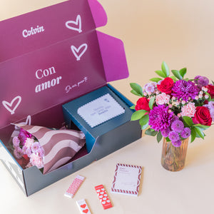 Love is in the air – Ramo de flores con chocolate y bloc de notas