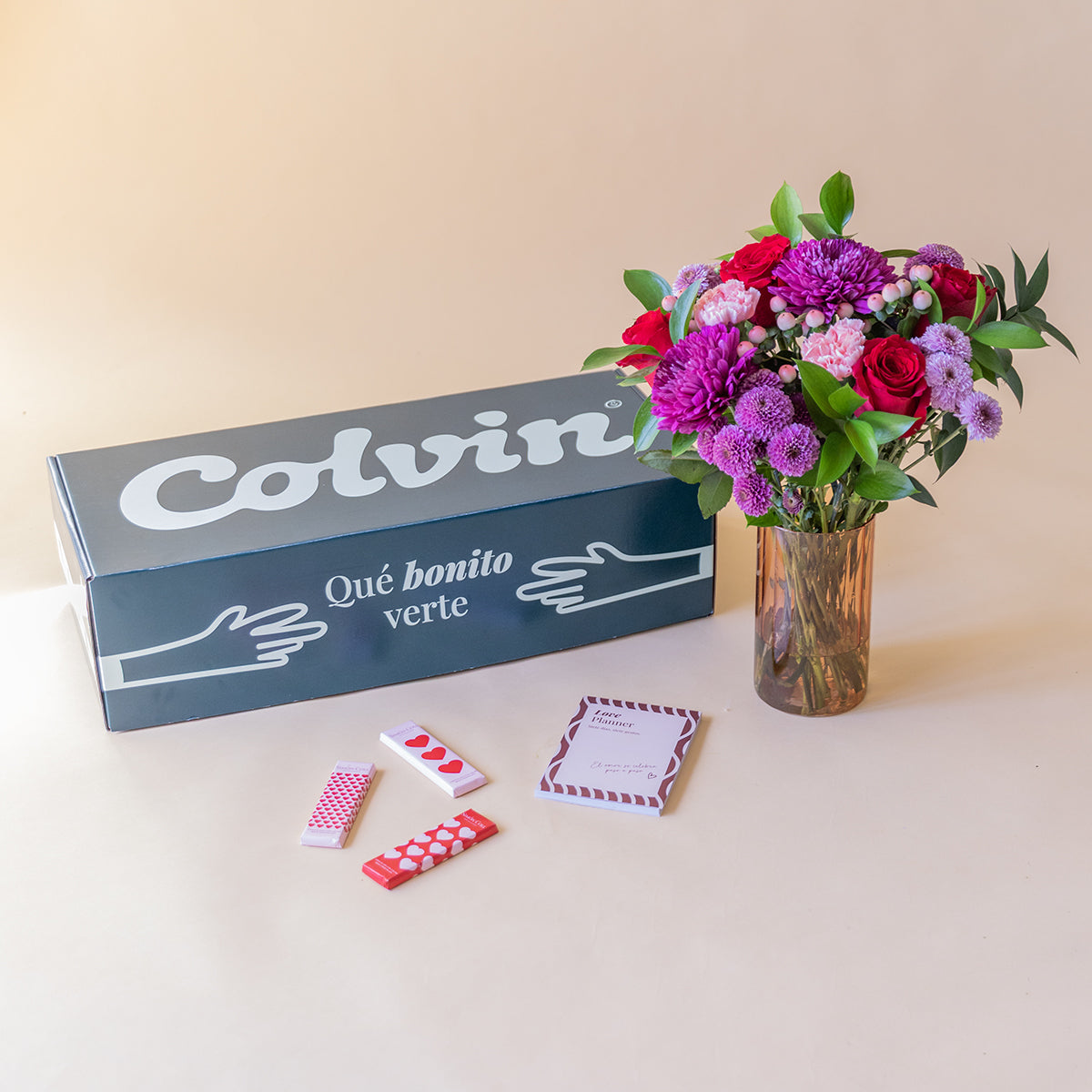Love is in the air – Ramo de flores con chocolate y bloc de notas
