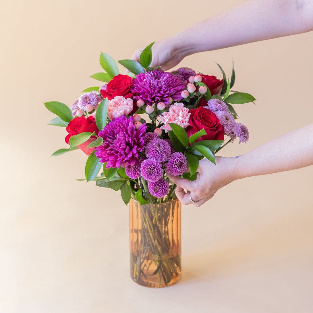 El Hechizo - Ramo con flores rojas y moradas