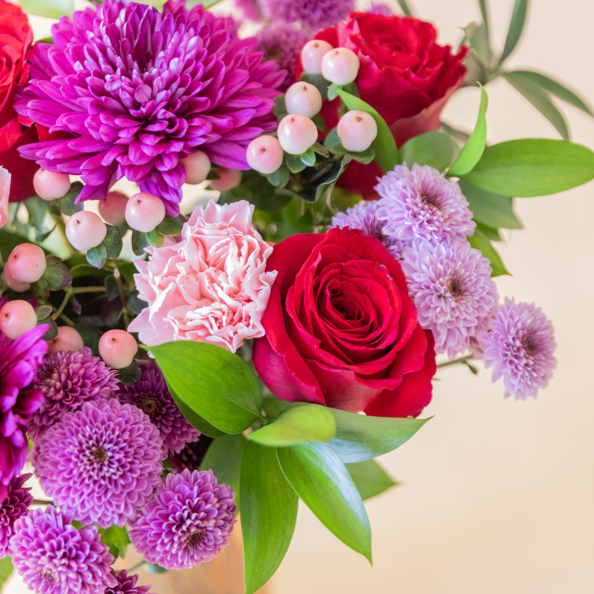 Love is in the air – Ramo de flores con chocolate y bloc de notas