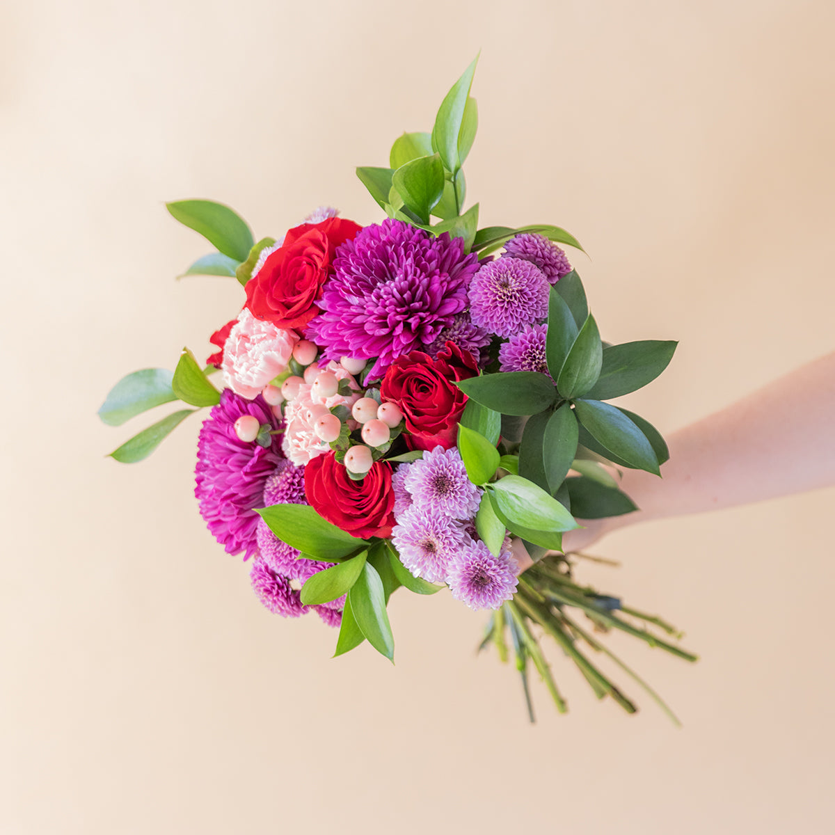 Love is in the air – Ramo de flores con chocolate y bloc de notas