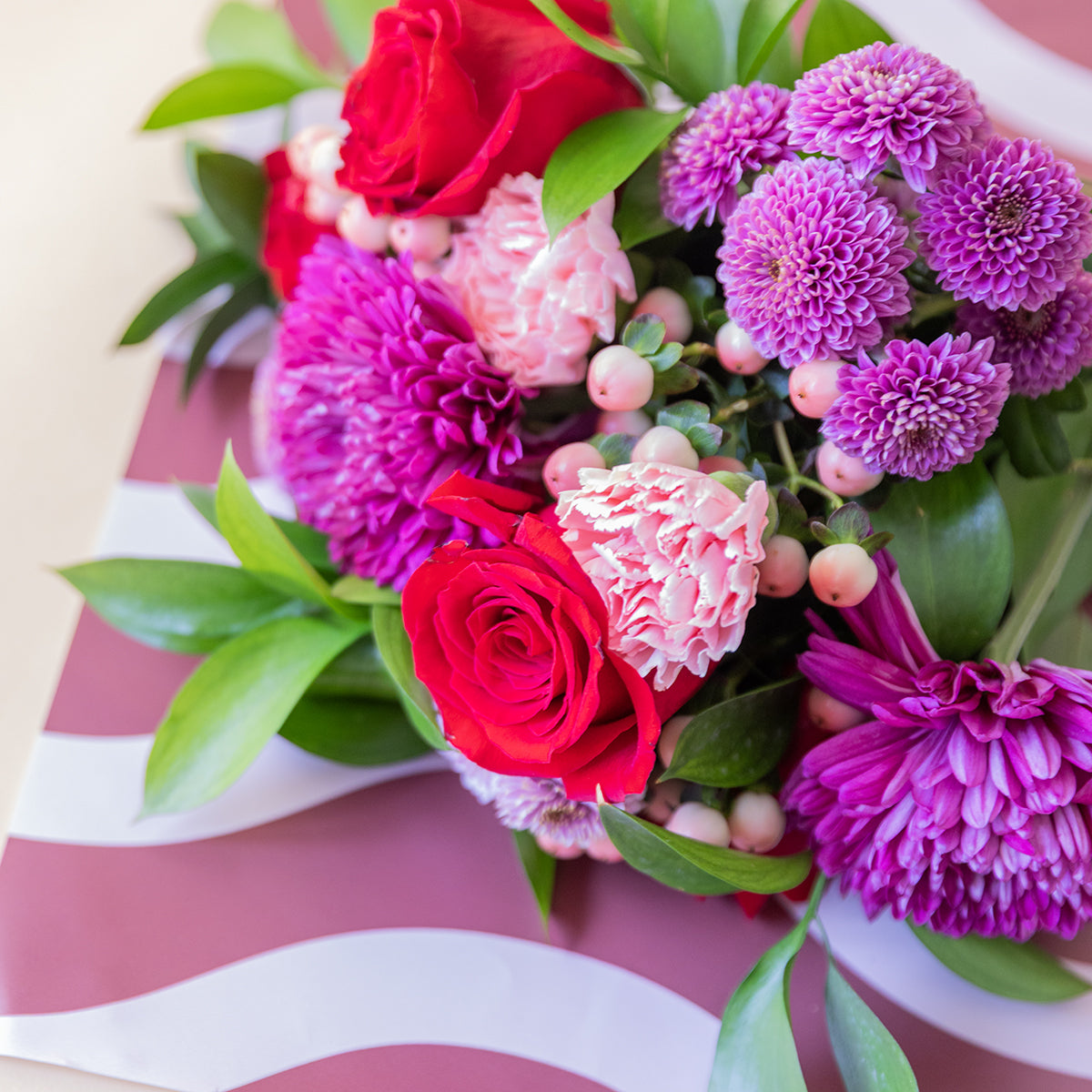 Love is in the air – Ramo de flores con chocolate y bloc de notas