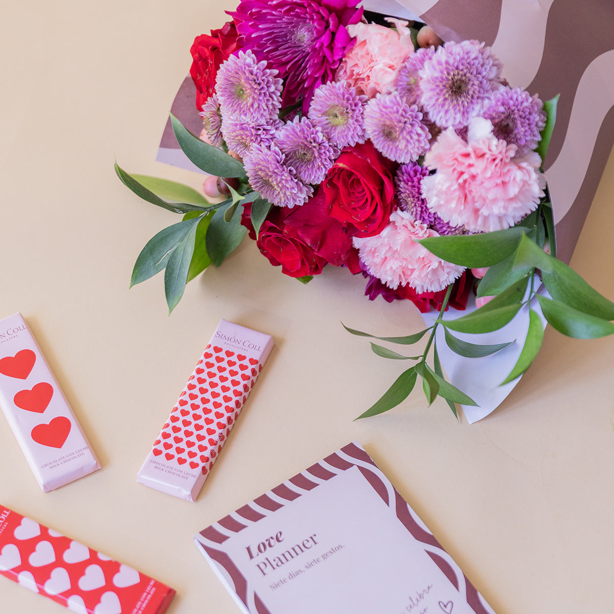 Love is in the air – Ramo de flores con chocolate y bloc de notas