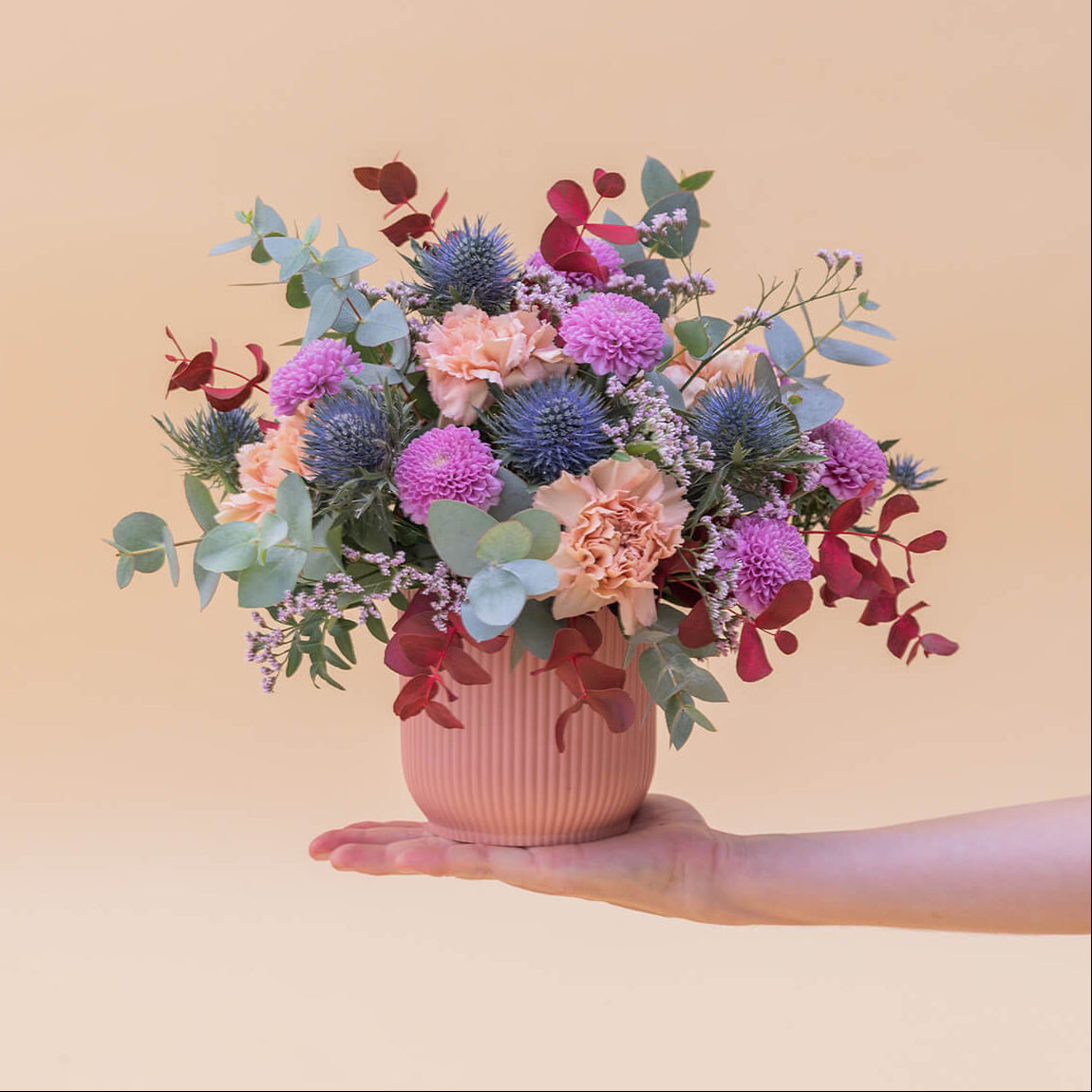 O Piscar de Olhos - Arranjo com flores roxas e azuis