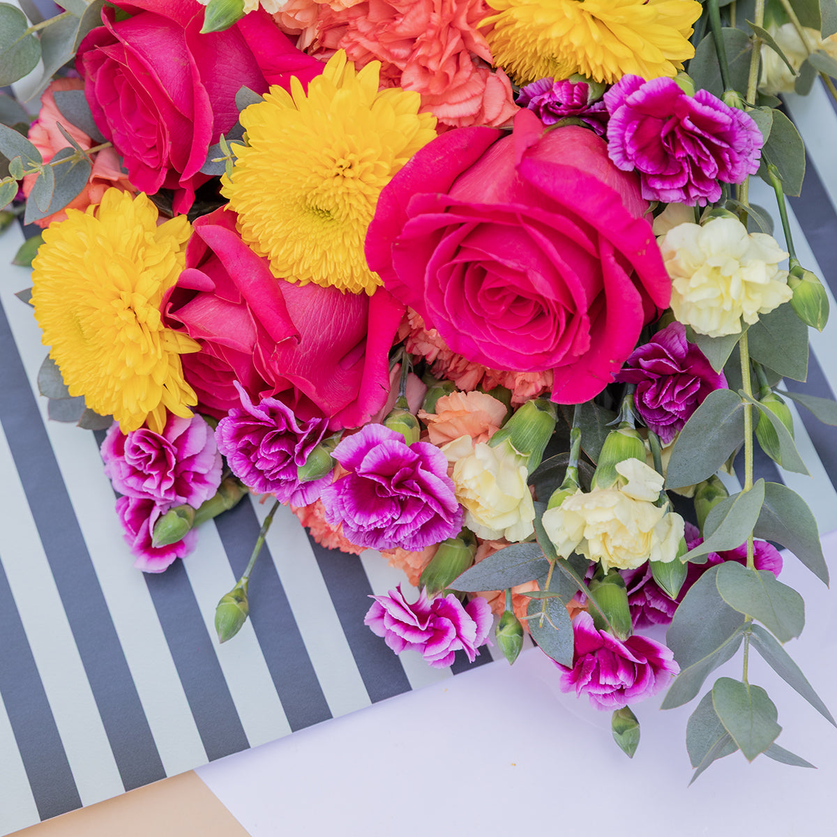 Ramo de Flores Coloridas com Bombons e Cartão