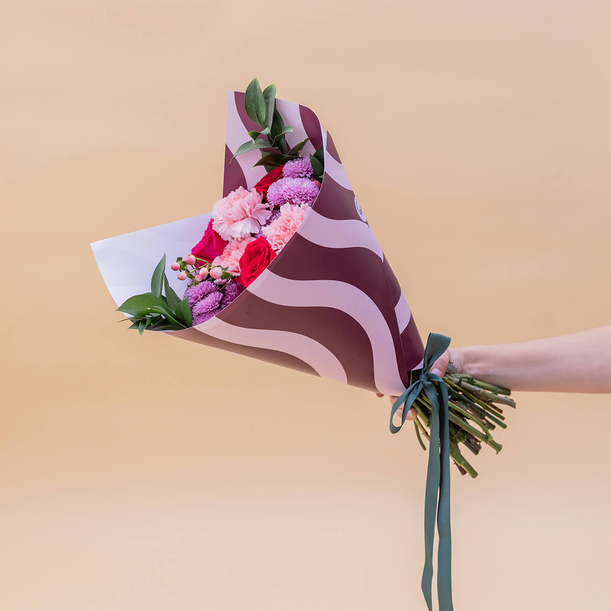 Love is in the air – Ramo de flores con chocolate y bloc de notas