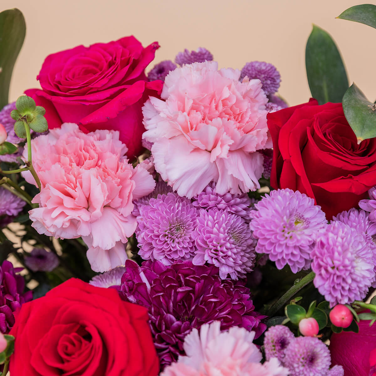 O Feitiço - Ramo de flores vermelhas e roxas