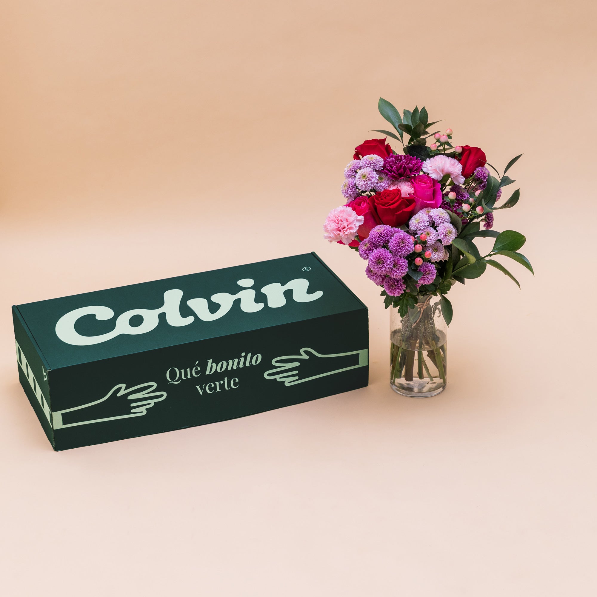 Love is in the air – Ramo de flores con chocolate y bloc de notas