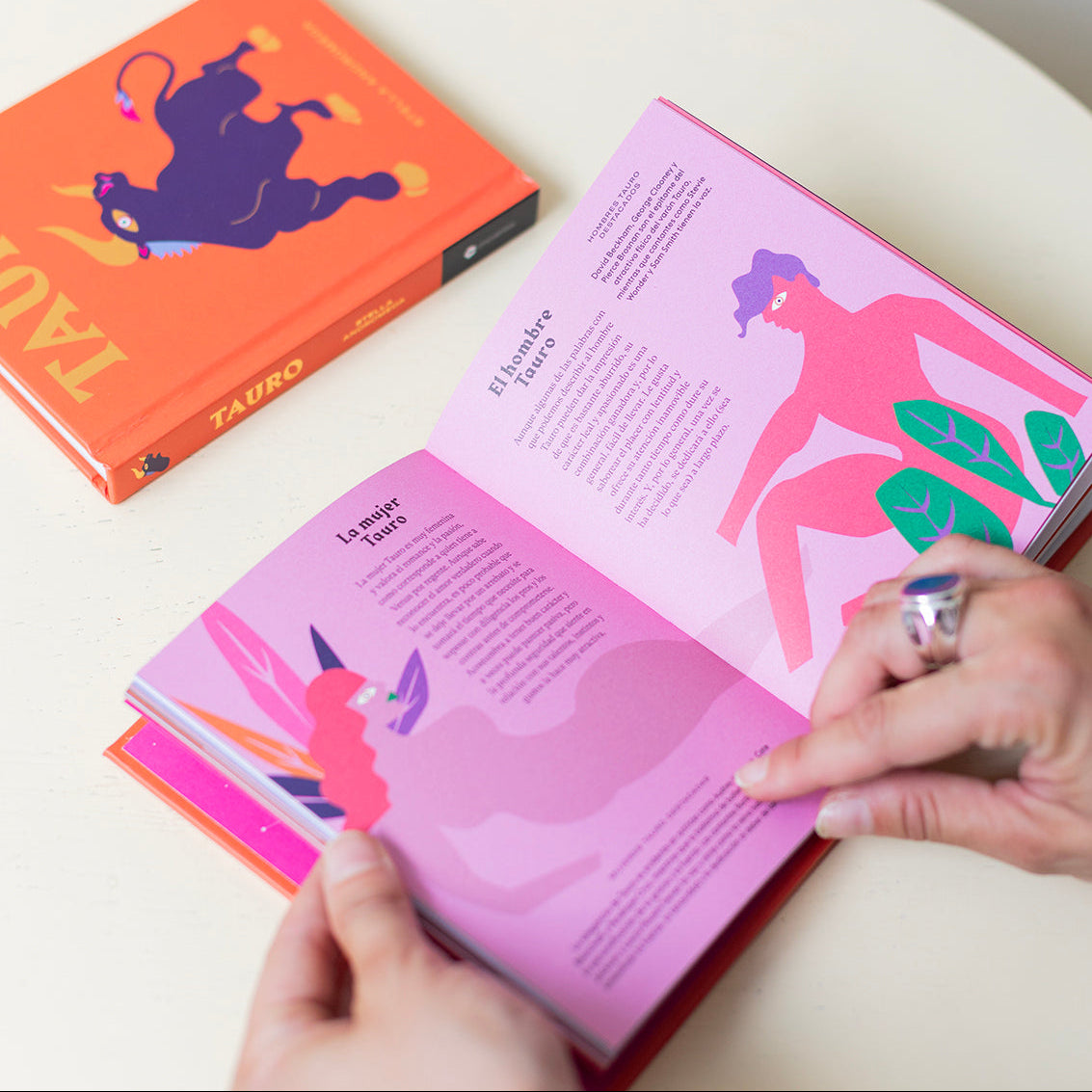 Arreglo de Flores con Libro Horóscopo Tauro y Tarjeta