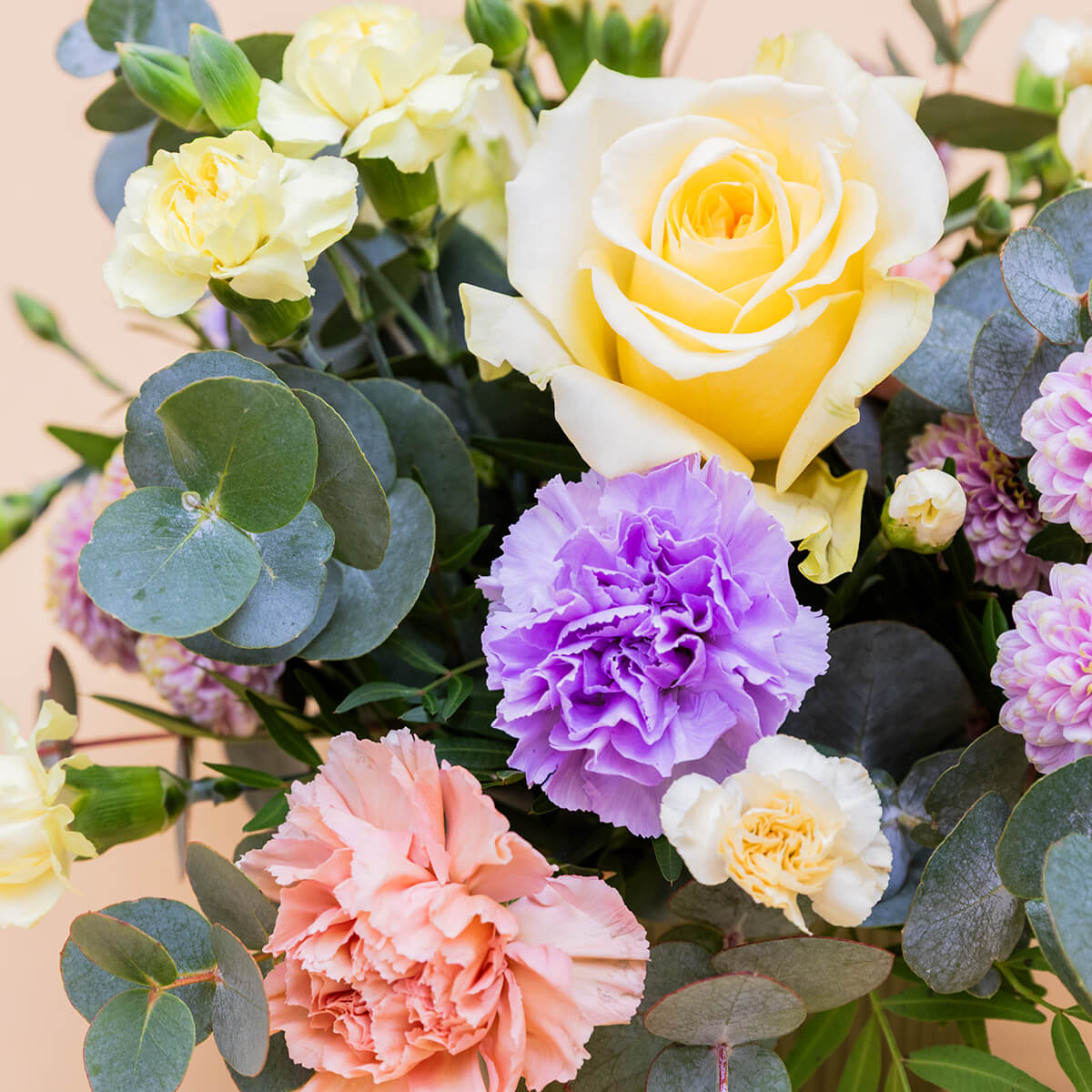 El Pastel - Arreglo con rosas crema