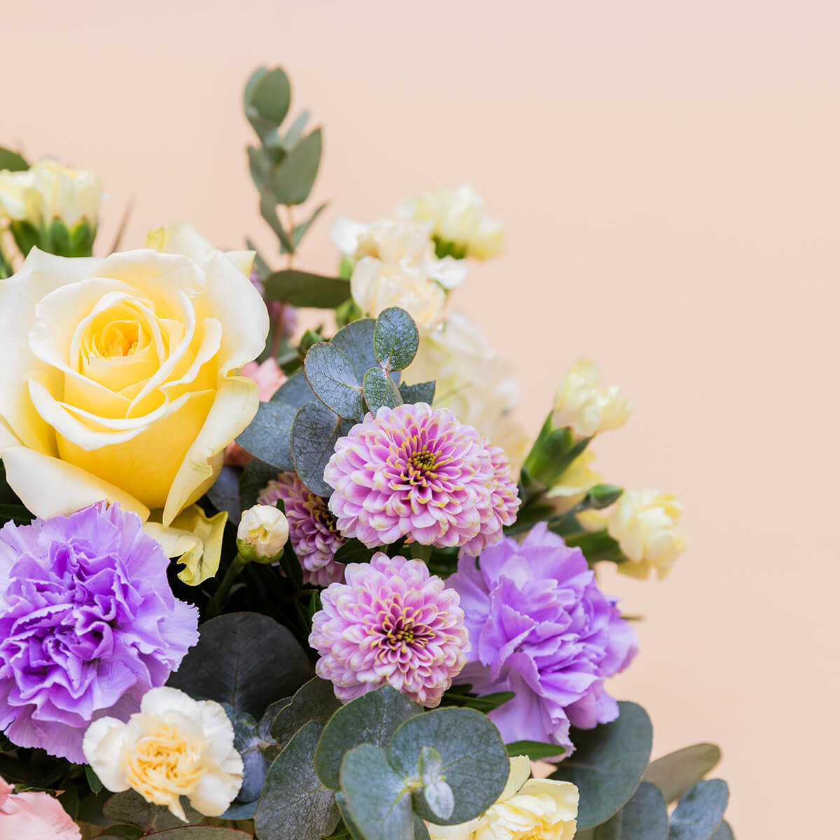 El Pastel - Arreglo con rosas crema