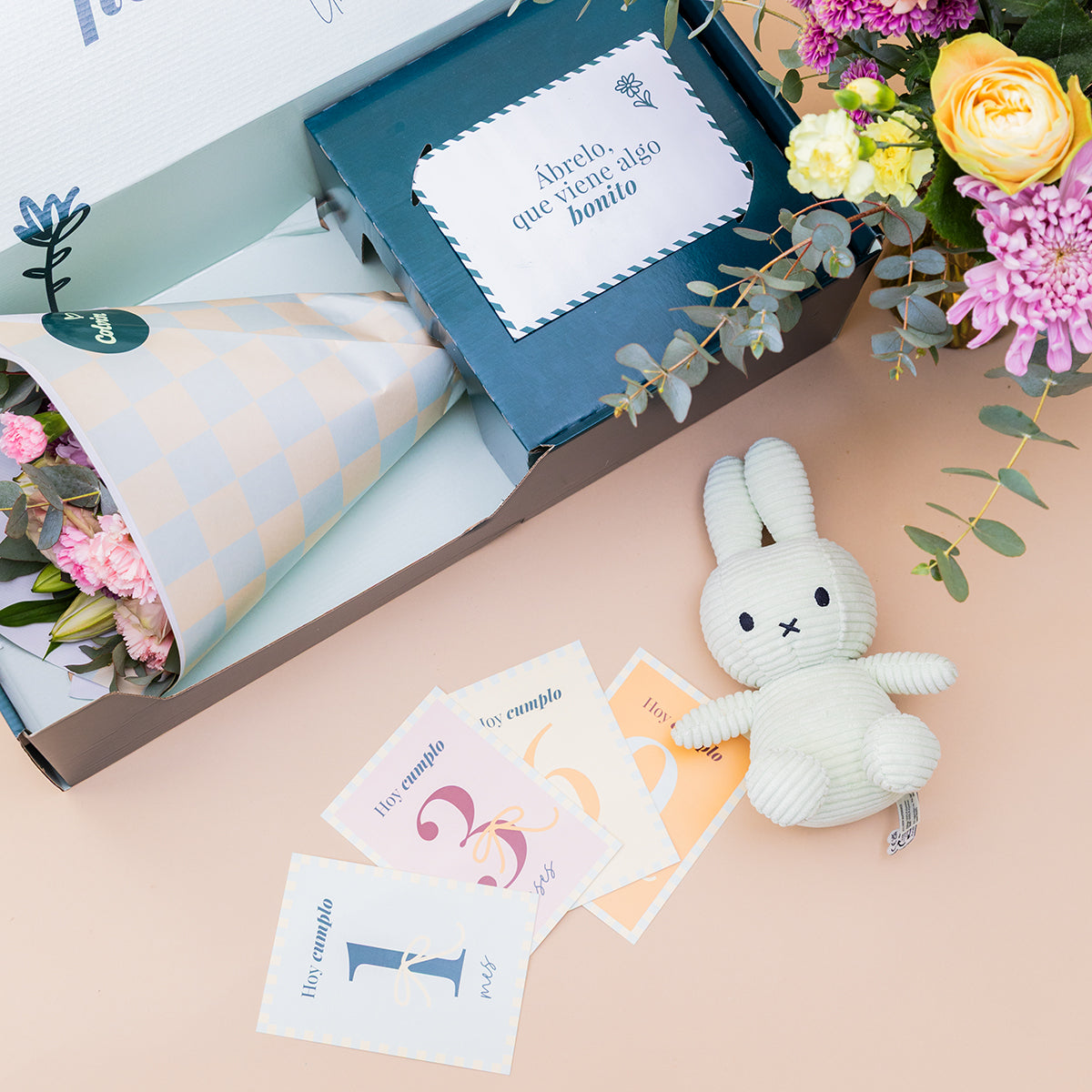 ¡Hola, Peque! - Ramo de flores con regalos para bebé