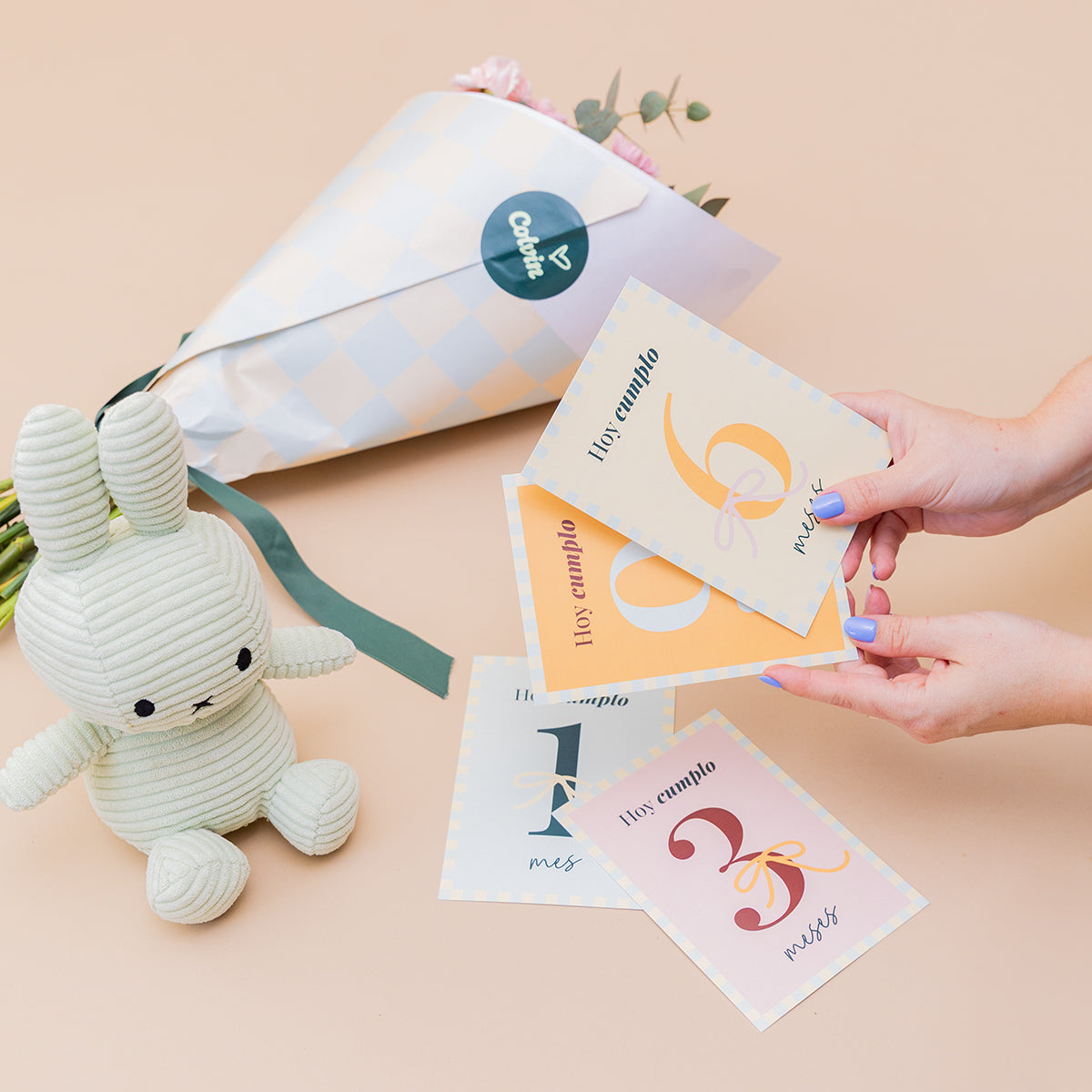 ¡Hola, Peque! - Ramo de flores con regalos para bebé