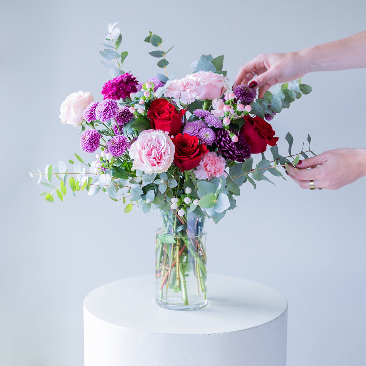 El Hechizo - Ramo de flores rojas y moradas