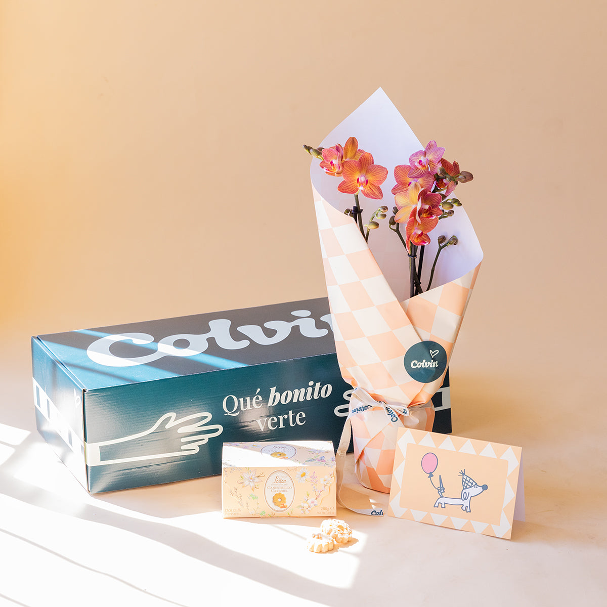 Orquídea Naranja Cumple con Envoltorio, Galletas y Tarjeta