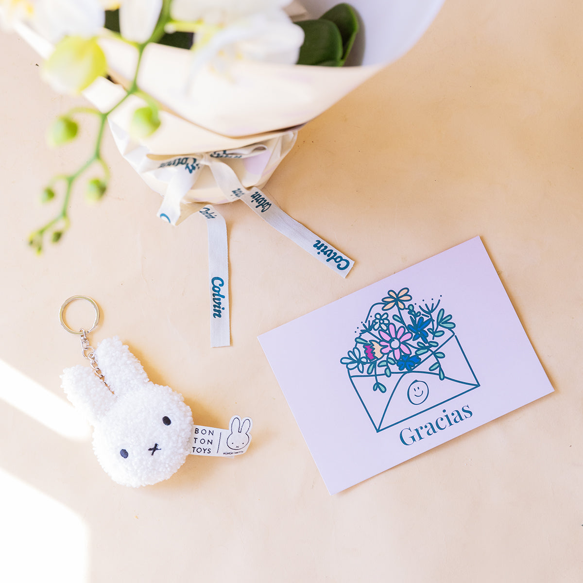 Orquídea Blanca con Envoltorio, Charm y Tarjeta