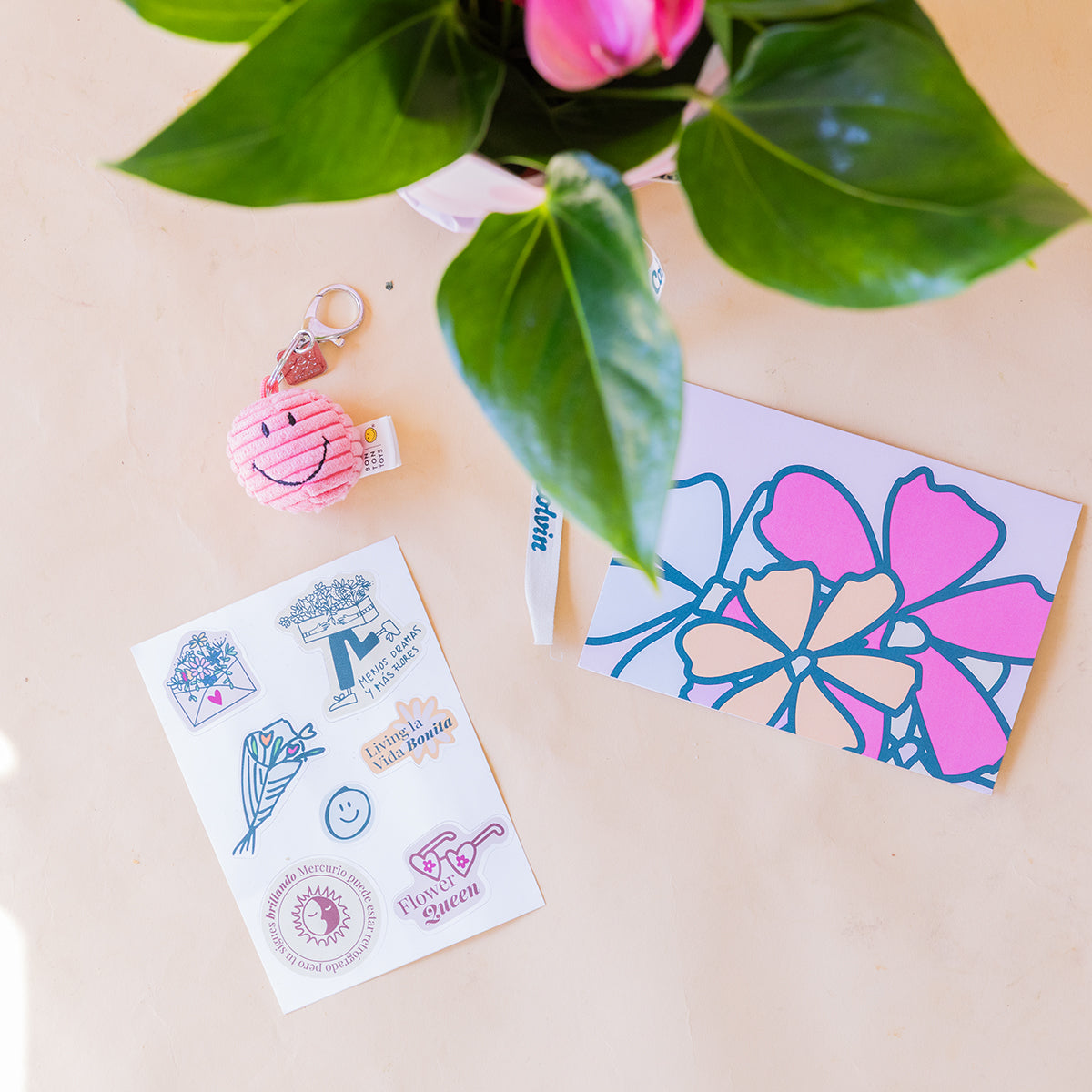 Anthurium morado con Envoltorio, Charm, Pegatinas y Tarjeta