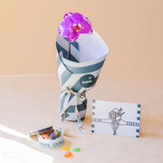 Orquídea singolo sorpresa con envoltorio, caramelos y tarjeta