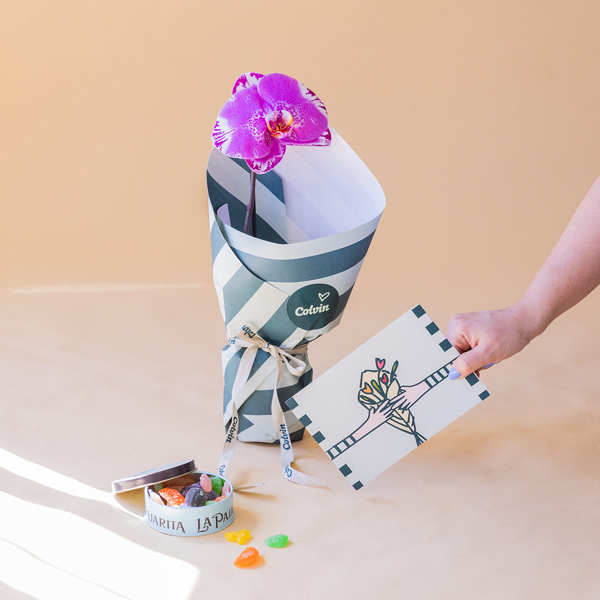 Orquídea singolo sorpresa con envoltorio, caramelos y tarjeta