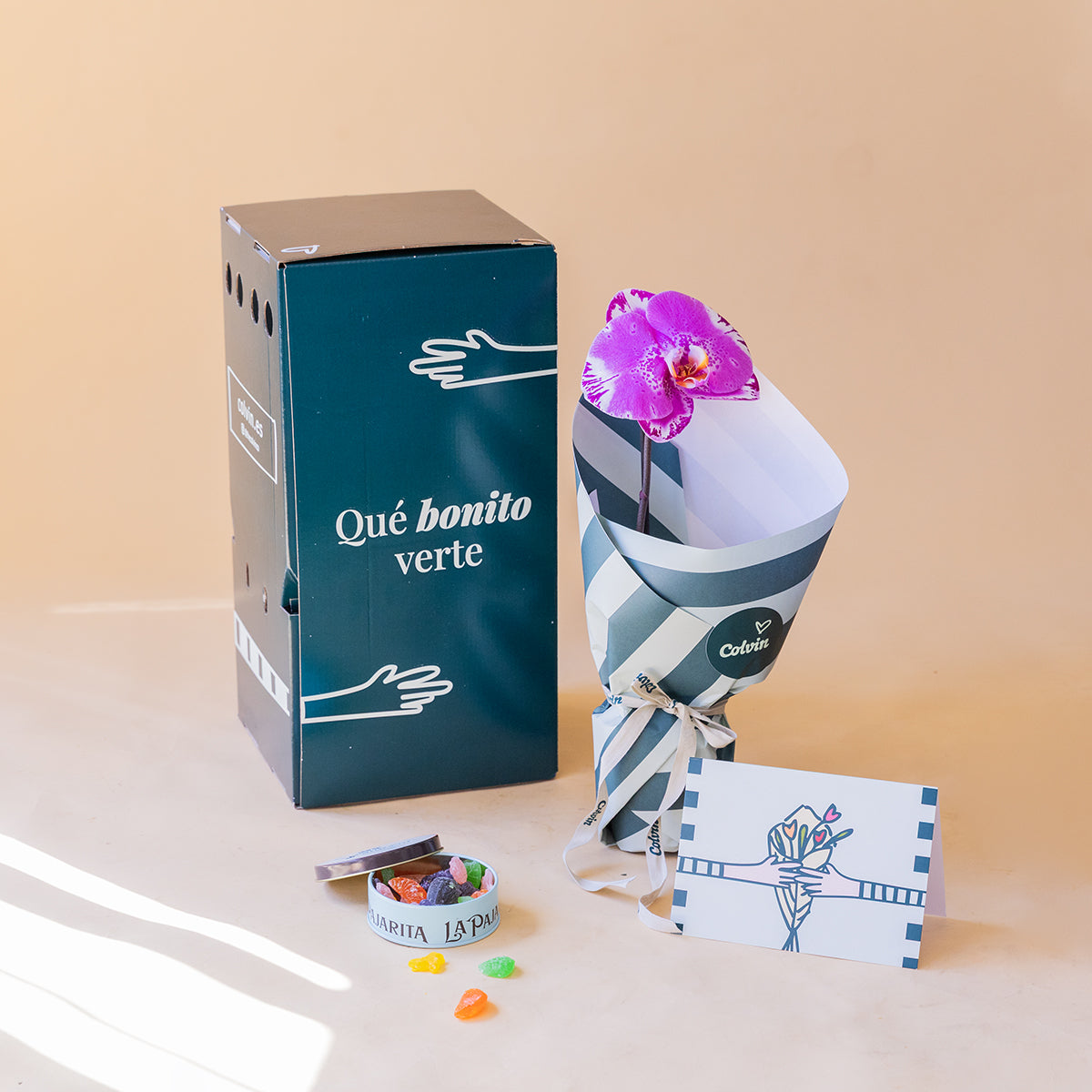 Orquídea singolo sorpresa con envoltorio, caramelos y tarjeta