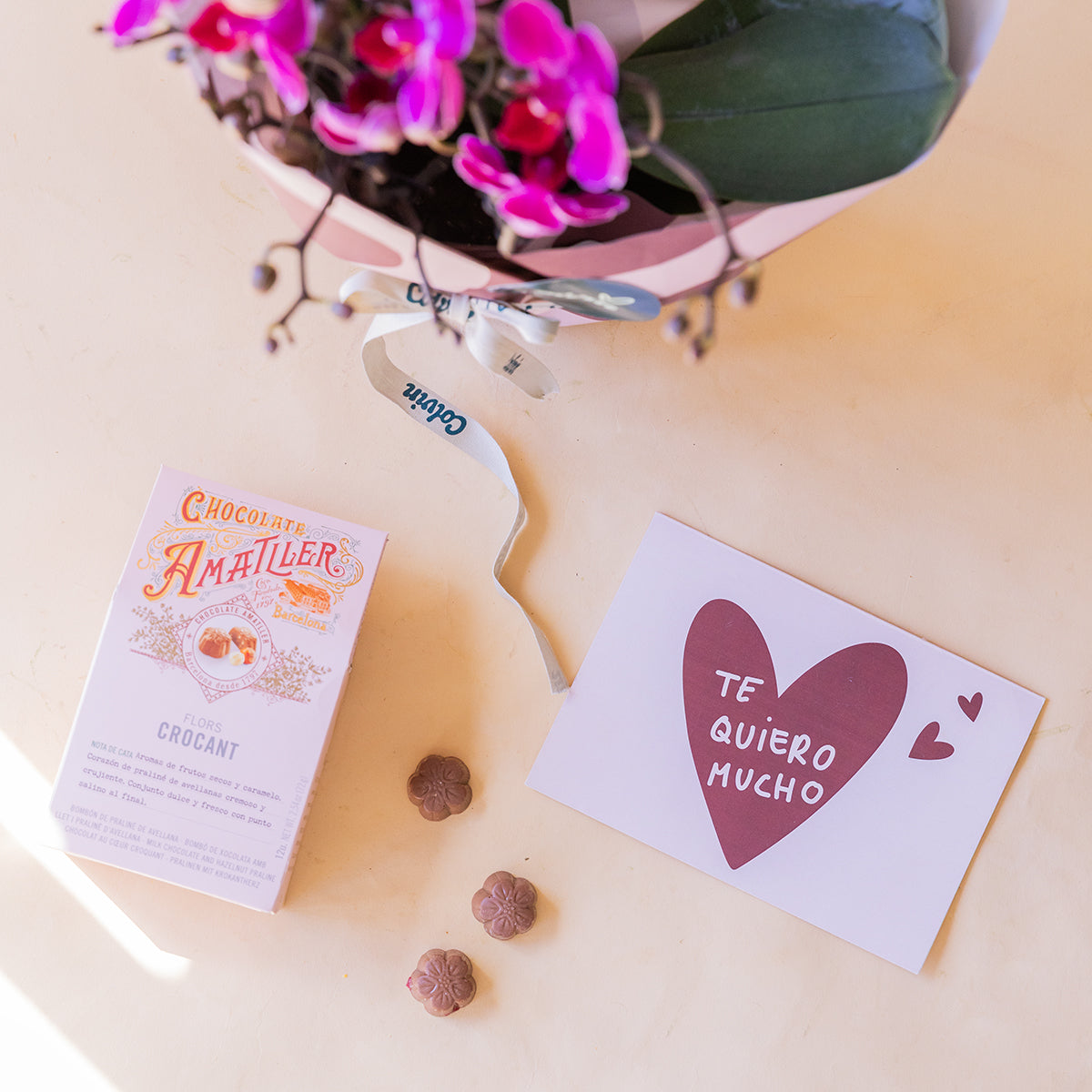 Orquídea rosa con Envoltorio, Bombones y Tarjeta