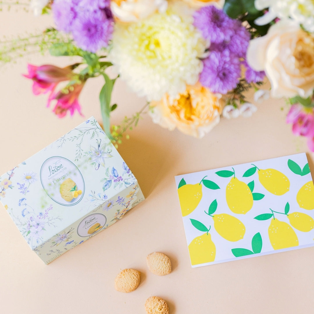 Ramo de flores de verano con galletas y tarjeta