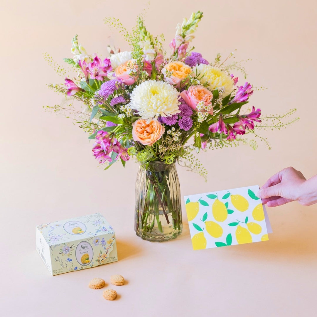 Ramo de flores de verano con galletas y tarjeta