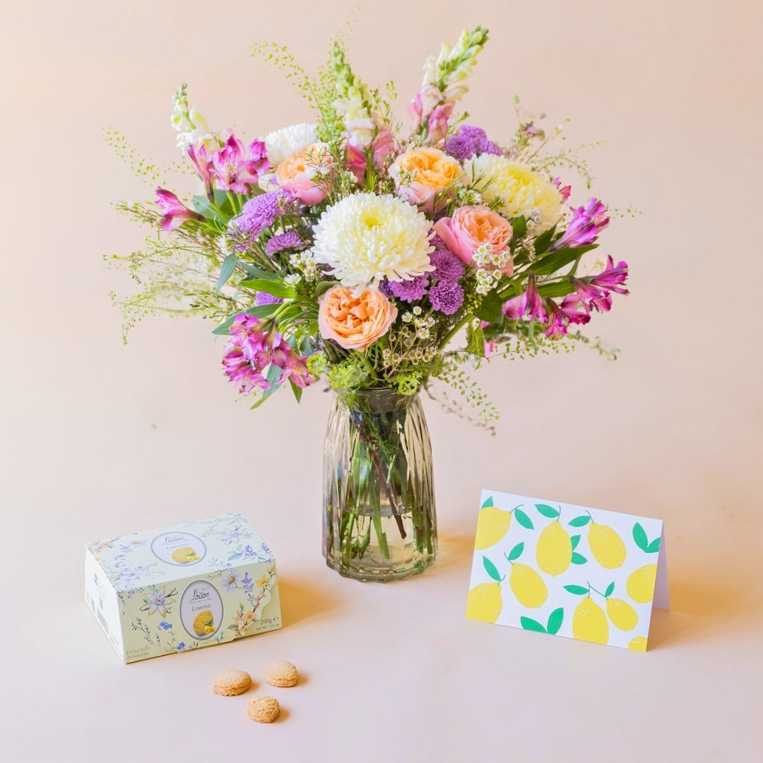 Ramo de flores de verano con galletas y tarjeta
